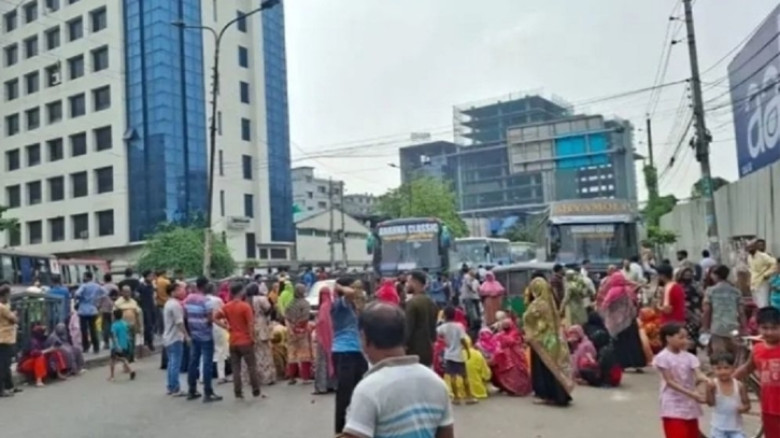 বকেয়া বেতনের দাবিতে তেজগাঁওয়ে পোশাককর্মীদের সড়ক অবরোধ