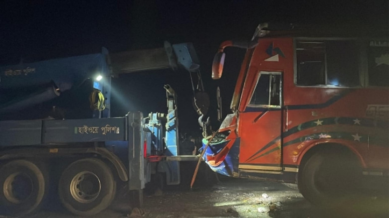 কাভার্ড ভ্যানের পেছনে বাসের ধাক্কা, আহত ১৪, গুরুতর ৪