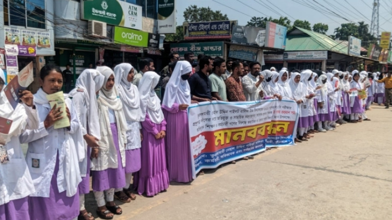 কুড়িগ্রামে প্রশ্নফাঁসের সাথে জড়িত শিক্ষকদের পুনরায় বিদ্যালয়ে সংযুক্ত করার প্রতিবাদে মানববন্ধন