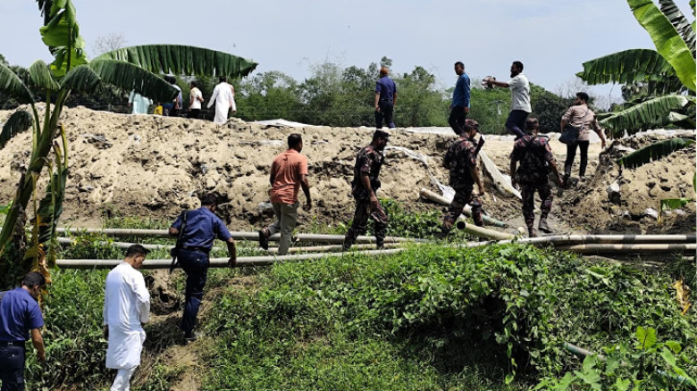 মিরসরাইয়ে ভ্রাম্যমাণ আদালতের অভিযানে শ্যালো মেশিন ধ্বংস, বালু জব্দ