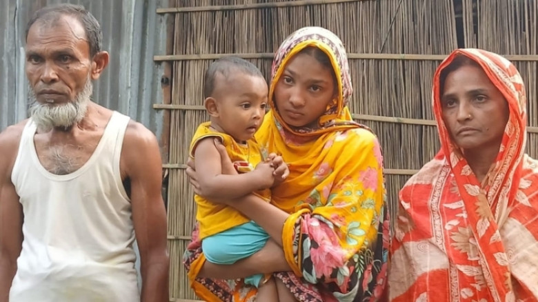 কুড়িগ্রামে সন্তানকে বাঁচাতে বাবা-মায়ের আঁকুতি