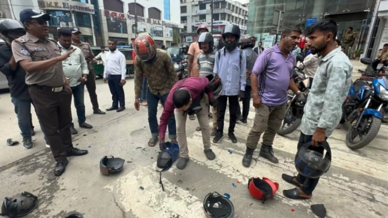 নিম্নমানের হেলমেট ভাঙার ব্যতিক্রমী কর্মসূচি ডিএমপির