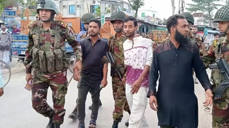 সেনাবাহিনীর অভিযানে চাঁদাবাজি চক্রের ৪ সদস্য আটক