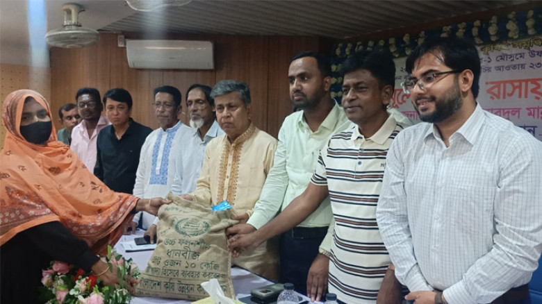 নবীনগরে বিনামূল্যে বীজ ও সার বিতরণ কর্মসূচির উদ্বোধন