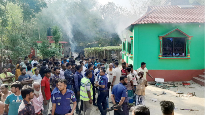 কুষ্টিয়ায় ‘পীরের’ আস্তানায় হামলা-আগুন একজন নিহত ও আহত ৩