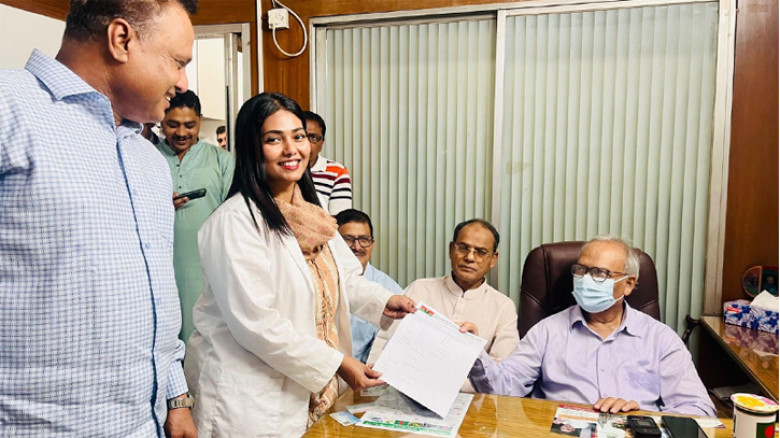 সংরক্ষিত নারী আসনে মনোনয়ন ফরম সংগ্রহ করলেন ডা. উম্মে হানি পৃথ্বী