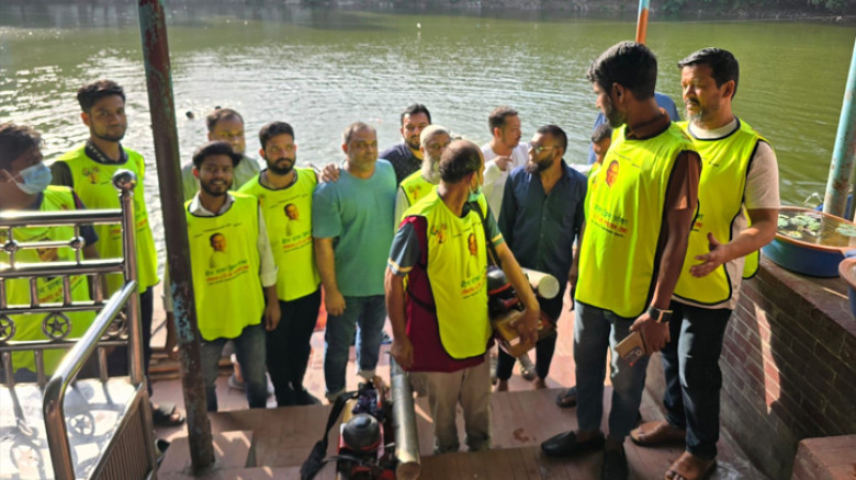 পারভেজ রেজার ‘ক্লিন ঢাকা’ উদ্যোগ: ইসলামপুরে মশা নিধন ও ড্রেনেজ পরিষ্কার কার্যক্রম শুরু