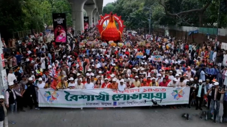 বর্ণিল আয়োজনে চারুকলা থেকে বৈশাখী শোভাযাত্রা, হাজারো মানুষের ঢল