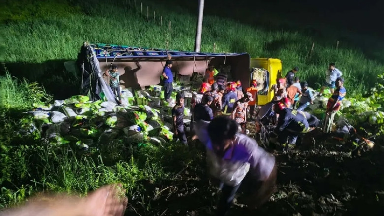 কুমিল্লার দাউদকান্দিতে চালবোঝাই ট্রাক উল্টে নিহত ৭, আহত ৬