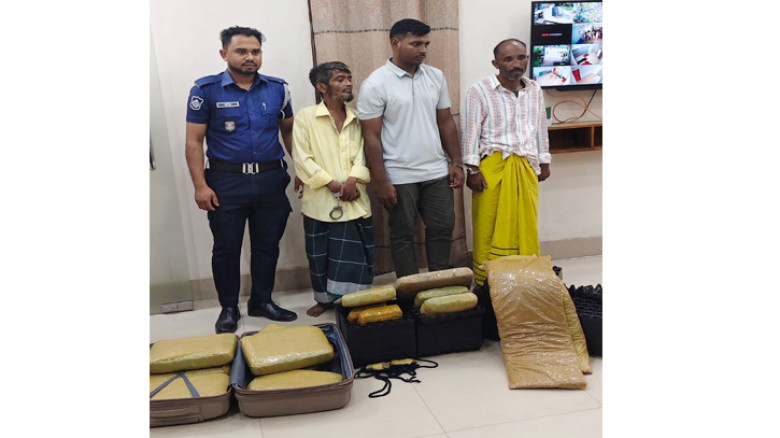 কসবায় গাঁজাসহ চাকরিচ্যুত বিজিবিসহ পাচারকারী আটক ৩