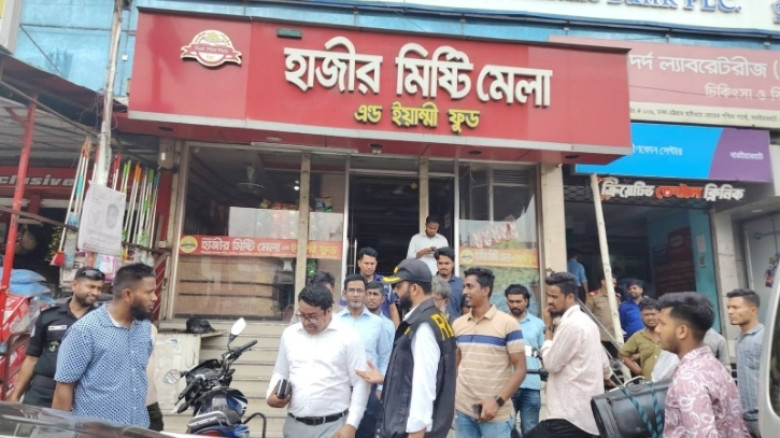 একাধিক মিষ্টির দোকানে মেয়াদোত্তীর্ণ এবং মেয়াদবিহীন পণ্য, ত্রিশ হাজার টাকা জরিমানা