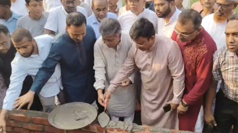 শাহবাগের সেই অসহায় গোলাপিকে ২ শতক জমিসহ ঘর উপহার দিলেন প্রধানমন্ত্রী