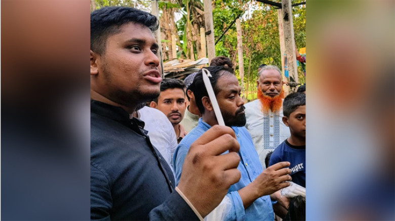 লোডশেডিংয়ের প্রতিবাদে মোমবাতি বিতরণ করলেন হাসনাত আবদুল্লাহ