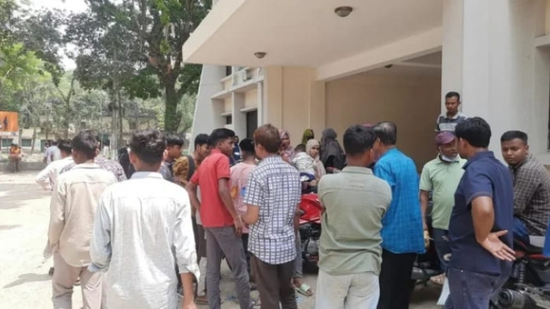 রাতভর অবরোধের পর অবশেষে পরীক্ষায় বসল গাইবান্ধার সেই ৬৫ শিক্ষার্থী