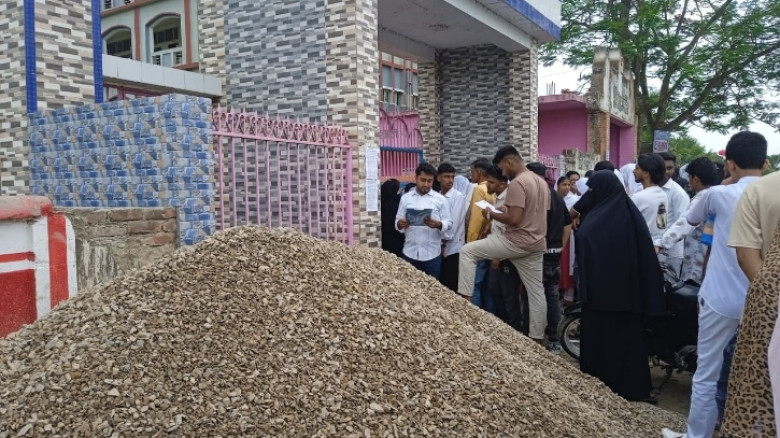 আখাউড়ায় পরীক্ষা কেন্দ্রের সামনে সুরকি-বালির স্তুপে ভোগান্তি