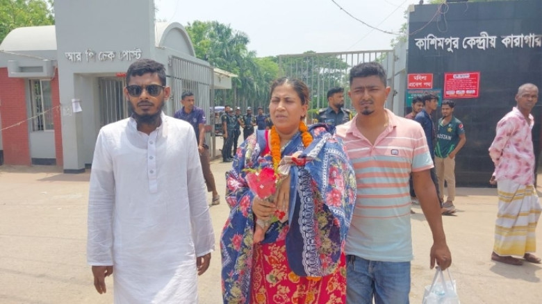দেড় মাসের সন্তানসহ কারাগার থেকে মুক্তি পেলেন যুব মহিলা লীগ নেত্রী