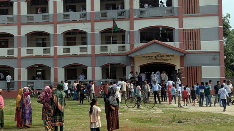 নগরীর সাহেবগঞ্জ স্কুল অ্যান্ড কলেজে শিক্ষার্থী-বহিরাগতদের দিয়ে মব সৃষ্টি করে অধ্যক্ষকে যোগদানে বাধা