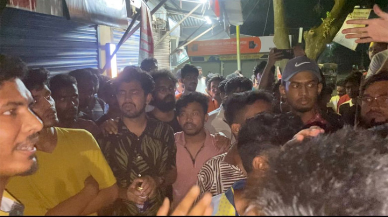 জাবিতে দোকানকর্মীর গায়ে হালিম ছুড়লেন জাকসু নেতা, শিক্ষার্থীদের ক্ষোভ