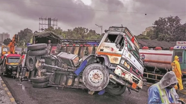 উত্তর প্রদেশে ভয়াবহ সড়ক দুর্ঘটনায় শিশুসহ নিহত ১১