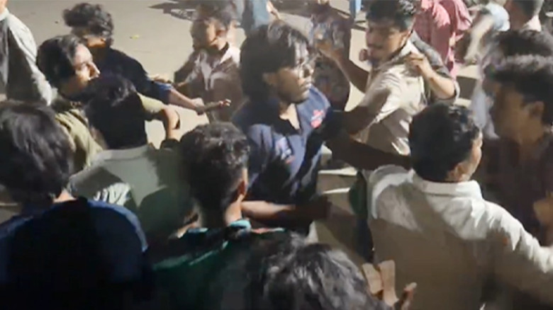 থানার ভেতরেই ডাকসু নেতা জুবায়ের-মোসাদ্দেককে পেটালেন ছাত্রদল নেতাকর্মীরা