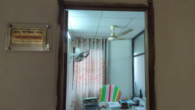 নির্ধারিত সময়ে লাইট-ফ্যান-এসি চললেও অনুপস্থিত কর্মকর্তারা