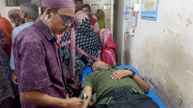 তেলপাম্পে মিছিল নিয়ে এসে ইউএনওর ওপর হামলা, অস্ত্র কেড়ে নেওয়ার চেষ্টা