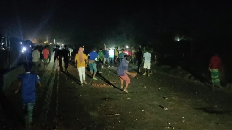 বিদ্যুৎ নেই, টর্চ লাইট জ্বালিয়েই ব্রাহ্মণবাড়িয়ায় সংঘর্ষ, সাংবাদিকসহ আহত ৩০
