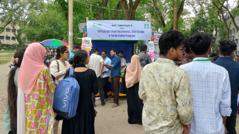 ক্যান্সার কেয়ার রিসার্চ ট্রাস্টের উদ্যোগে ইবিতে এন্টি-ক্যানসার ফ্রুটস বিতরণ