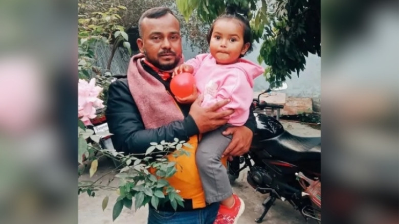 বজ্রপাতে মৃত্যু বাবার, অল্পের জন্য প্রাণে বাঁচল মেয়ে