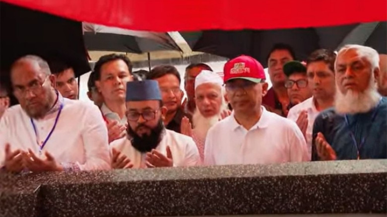সিলেটে হযরত শাহজালালের মাজার জিয়ারত করলেন প্রধানমন্ত্রী