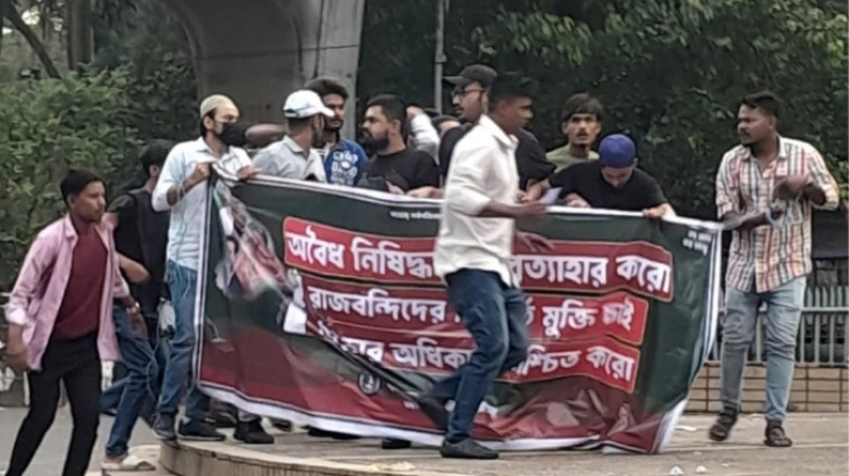 টিএসসিতে ছাত্রলীগের ঝটিকা মিছিল, মাইক্রোবাসসহ আটক ২