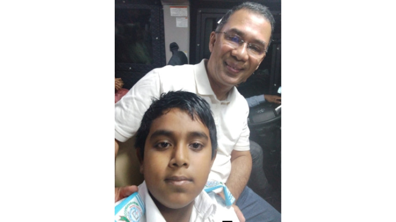 ভক্তের আবদারে প্রটোকল ভাঙলেন প্রধানমন্ত্রী; সামাজিক মাধ্যমে প্রশংসা