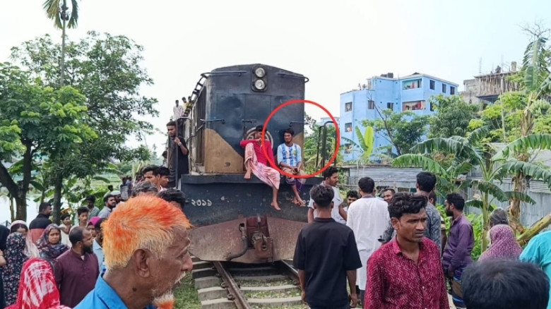 জামালপুরে জলাবদ্ধতা নিরসনের দাবিতে ট্রেন ও সড়ক অবরোধ