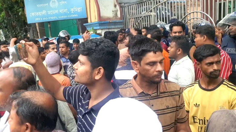 কুমিল্লায় চাঁদাবাজির অভিযোগ বিএনপি নেতাকে আটক করায় থানা ঘেরাও, সড়ক অবরোধ