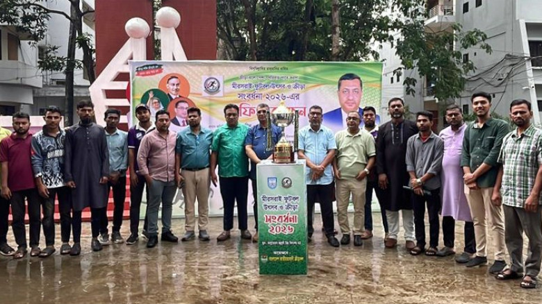 মিরসরাইয়ে ফুটবল উৎসব ক্রীড়া সংবর্ধনার ট্রফি উন্মোচন