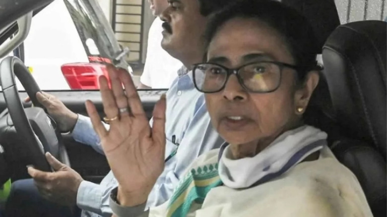 গণনাকেন্দ্রে প্রবেশের সময় মমতার গাড়ি ঘিরে ‘চোর চোর’ স্লোগান