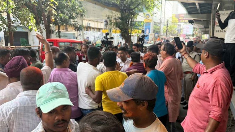 উত্তপ্ত কলকাতা: মমতার গাড়ি লক্ষ্য করে ‘চোর’ স্লোগান, বিজেপি-তৃণমূল সংঘর্ষ