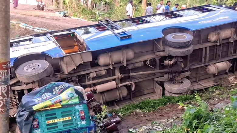 ছাতকে বাস-সিএনজি সংঘর্ষে নিহত ৫