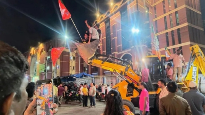 কলকাতায় ‘মাংসের দোকান গুঁড়িয়ে দিতে’ আনা হলো বুলডোজার, গ্রেপ্তার ৪