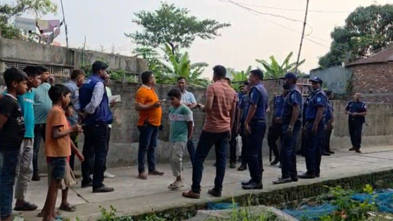 নারায়ণগঞ্জে এবার পুলিশের কাছ থেকে হ্যান্ডকাফসহ ৫ আসামি ছিনতাই
