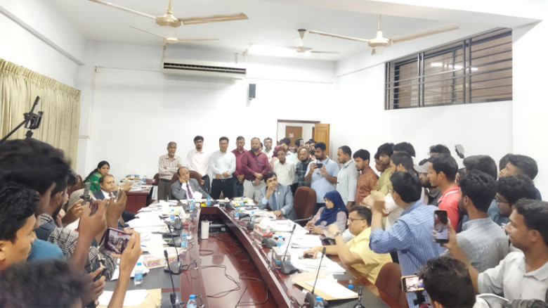 সিন্ডিকেট সভায় ঢুকে গেলেন ডাকসু নেতারা, আধা ঘণ্টা চলল বাগ্‌বিতণ্ডা–উত্তেজনা