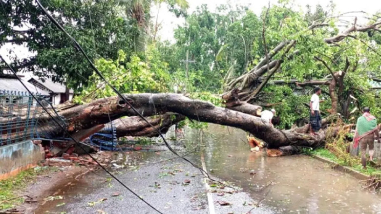 ঝড়ের তাণ্ডবে লণ্ডভণ্ড হতে পারে ১৩ অঞ্চল, ৩৬ ঘণ্টার সতর্কতা