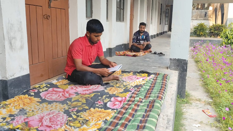 ইবির জিয়া হলে বরাদ্দকৃত সিট না পেয়ে প্রভোস্ট কক্ষে তালা, অবস্থানে ভুক্তভোগী শিক্ষার্থীরা