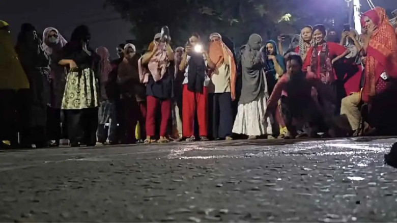 ইডেনে ছাত্ররাজনীতি নিষিদ্ধের দাবিতে মধ্যরাতে ছাত্রীদের বিক্ষোভ