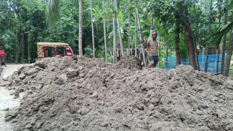 গোসাইরহাটে জমি দখলের অভিযোগ, থানায় লিখিত অভিযোগ দায়ের