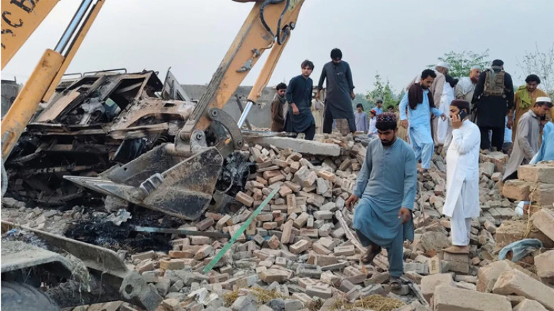 বোমা হামলা ও গুলি চালিয়ে পাকিস্তানে ১৫ পুলিশ সদস্যকে হত্যা