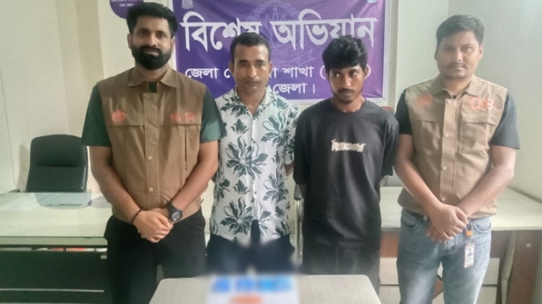 নবাবগঞ্জ স্বাস্থ্য কমপ্লেক্সের সামনে ইয়াবাসহ আটক ২