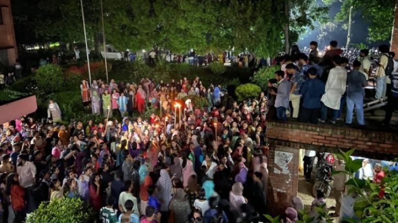 ধর্ষণচেষ্টার প্রতিবাদে মধ্যরাতে উত্তাল জাবি ক্যাম্পাস