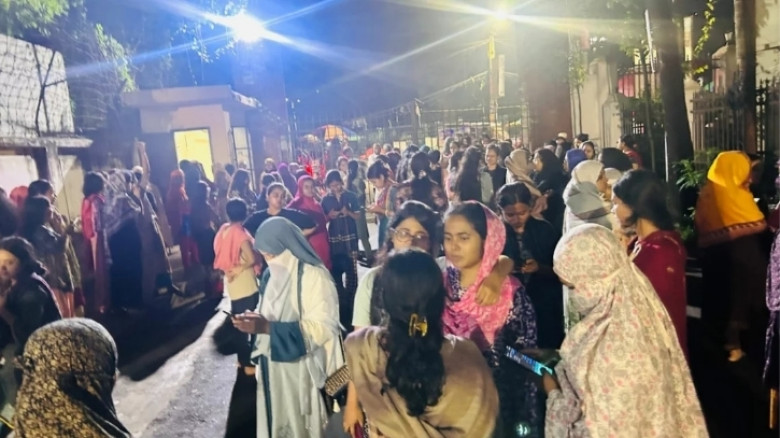 মধ্যরাতে হঠাৎ ঢাবির কুয়েত মৈত্রী হলে শিক্ষার্থীদের বিক্ষোভ