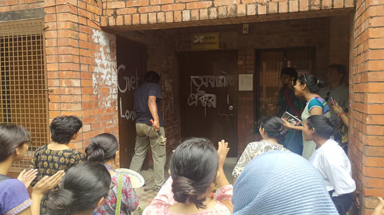 জাবির ছাত্রীকে ধর্ষণচেষ্টার বিচারের দাবিতে প্রক্টর কার্যালয়ে শিক্ষার্থীদের তালা